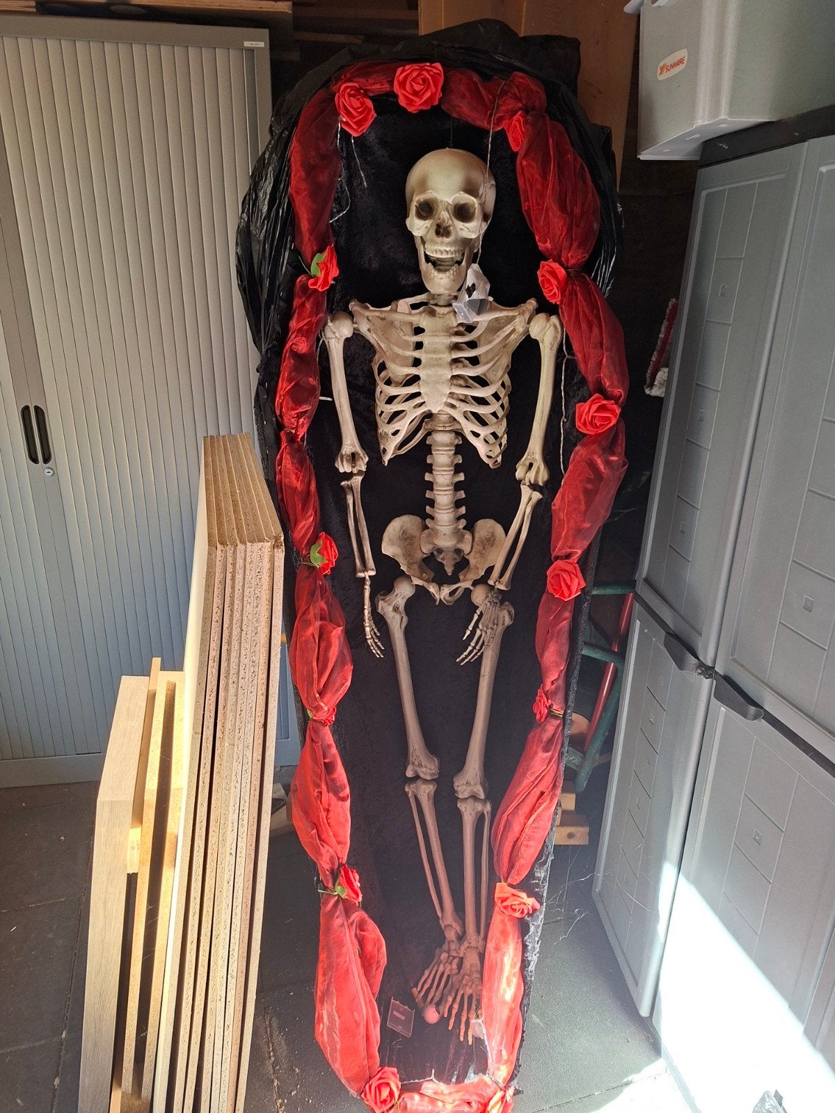 halloween levensgrote lijkkist met skelet incl aankleding, Ophalen, Halloween of Griezel