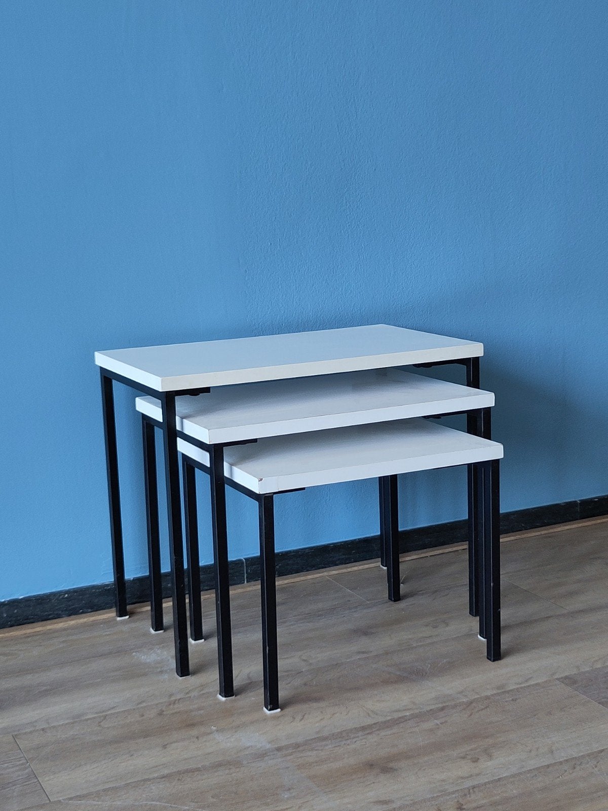 Vintage set tafeltjes miniset nesting tables metaal hout, Minder dan 45 cm, Minder dan 55 cm, Gebruikt, Mid century modern dutch design