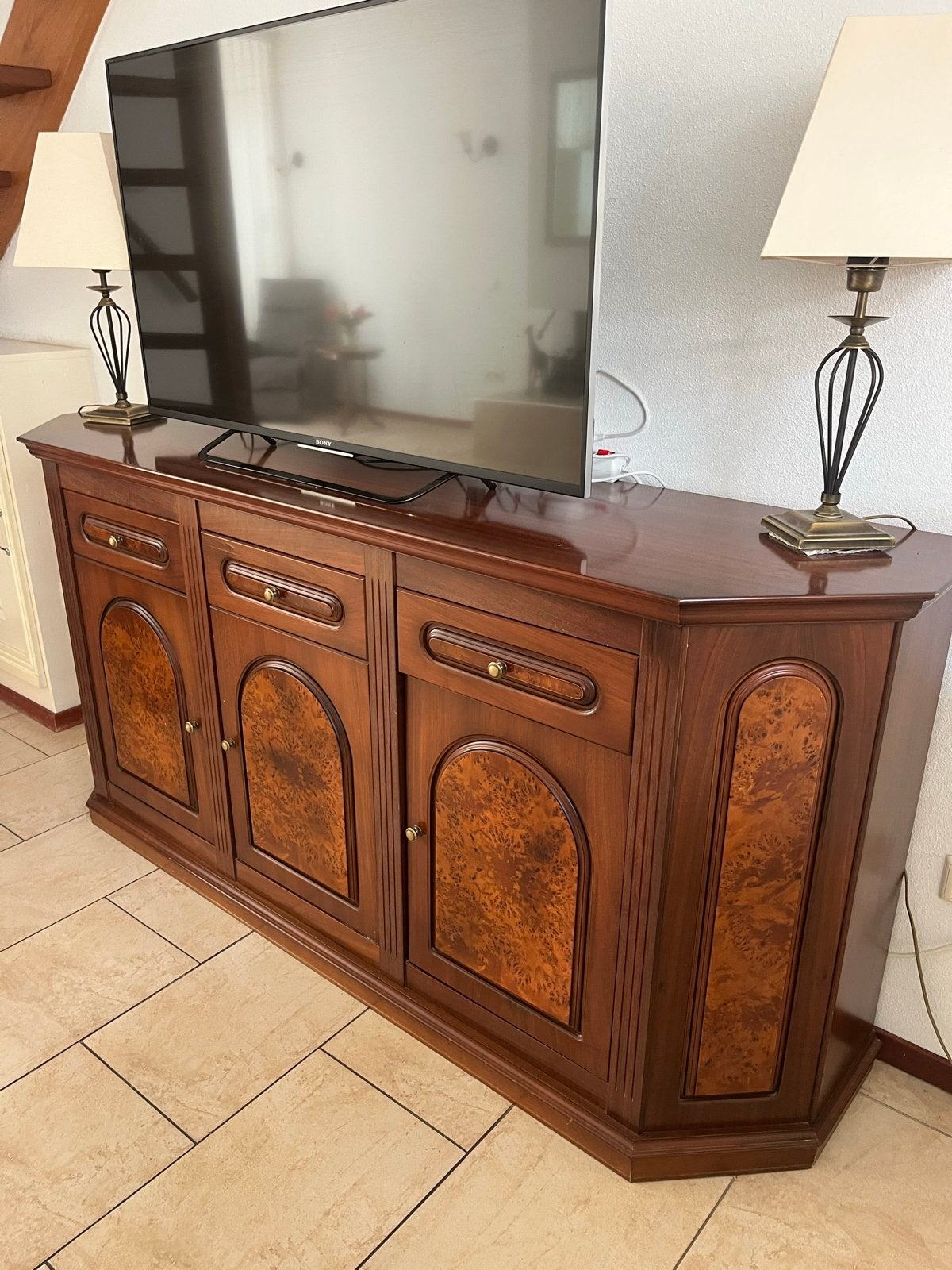 Klassiek houten dressoir met gebogen hoeken en wortelnotenfi, Ophalen, Gebruikt, 150 tot 200 cm, Met lade(s)