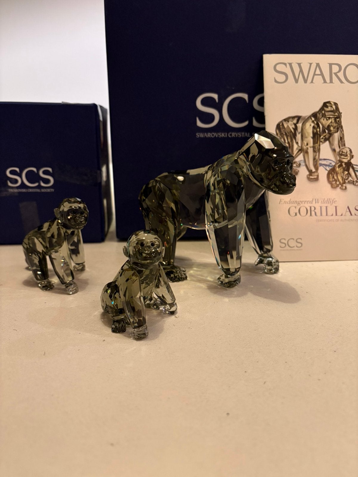 Swarovski scs gorilla met 2 jongen, Verzamelen, Ophalen of Verzenden, Zo goed als nieuw, Figuurtje
