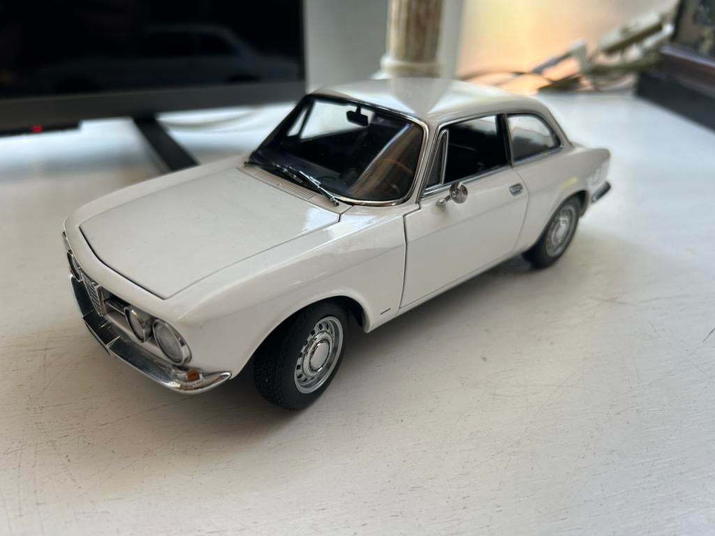 AUTOart Millennium 1:18 Alfa Romeo 1750 GTV 70101 wit, Ophalen of Verzenden, Zo goed als nieuw, Autoart