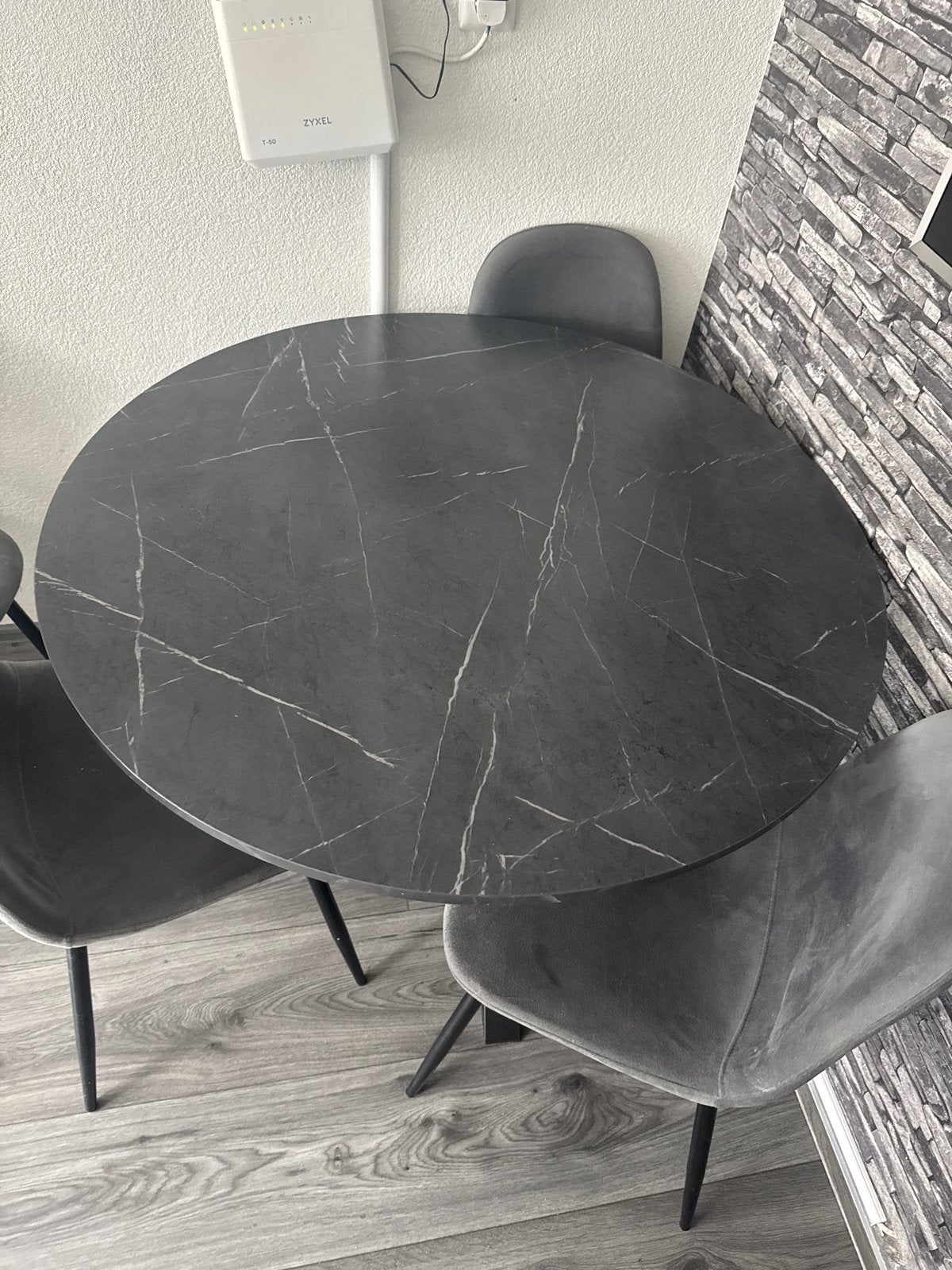 Moderne ronde eettafel 105cm met marmerlook en 4 stoelen, Huis en Inrichting, Ophalen, Gebruikt, Rond, 50 tot 100 cm