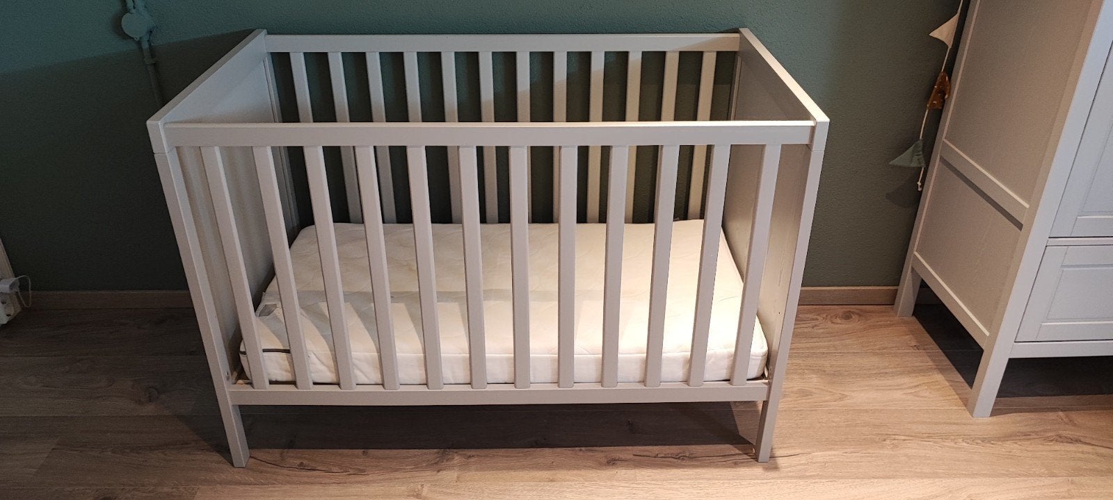 IKEA SMÅGÖRA Ledikant - Grijs, inclusief matras, Ophalen, Zo goed als nieuw, Ledikant