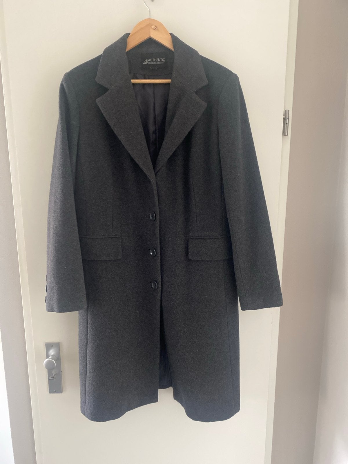 Authentic Clothing Company Grijze Lange Jas Maat XL, Kleding | Dames, Ophalen of Verzenden, Zo goed als nieuw, Maat 46/48 (XL) of groter