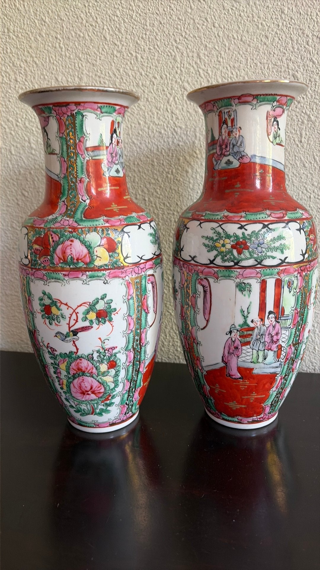 Set van 2 Chinese Famille Rose Vazen met Scènes, Antiek en Kunst, Antiek | Vazen, Ophalen of Verzenden