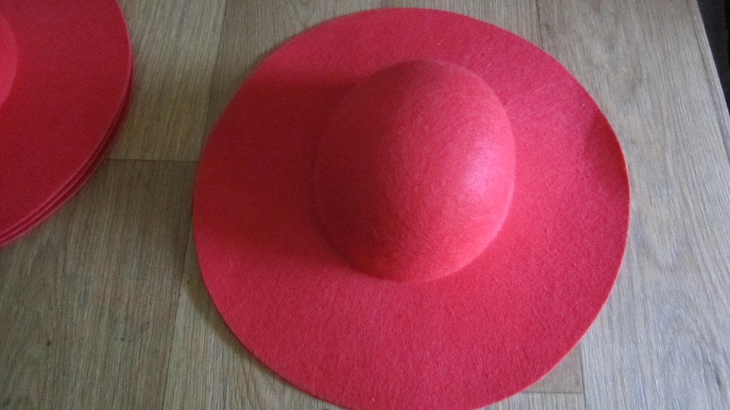 Stevige rode vilten dames hoeden Nieuw., Kleding | Dames, Carnaval, Maat 46/48 (XL) of groter, Nieuw, Ophalen of Verzenden