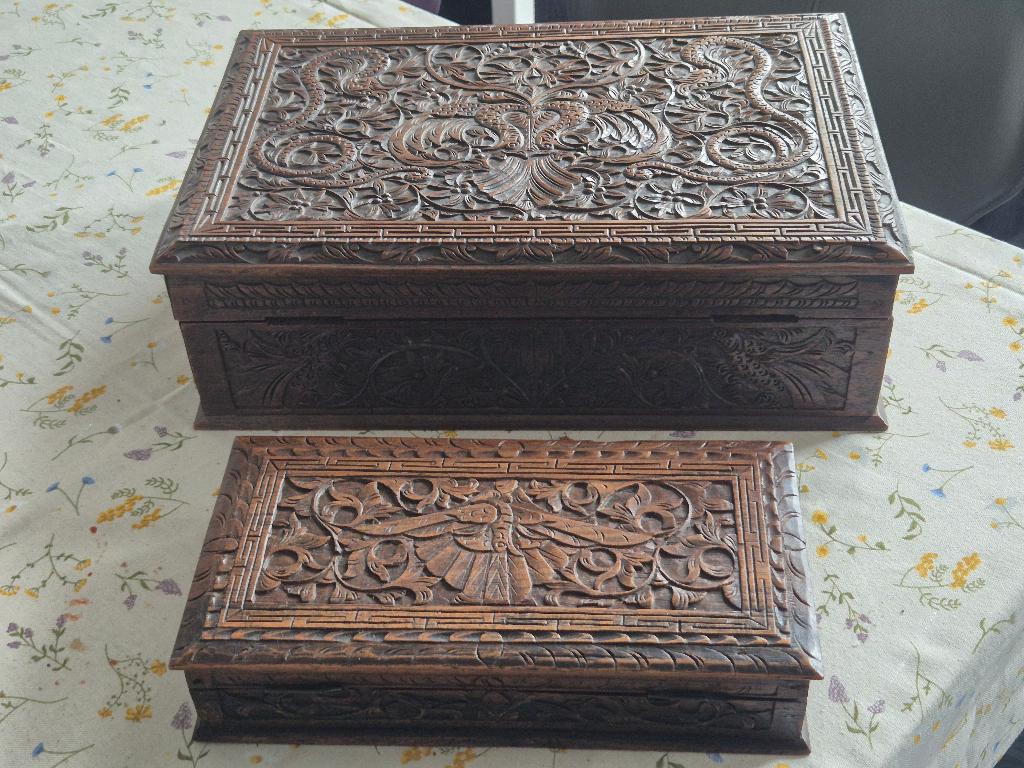 Twee mooie antieke Indonesische houtsnijwerk opbergdozen, Overige onderwerpen, Houtsnijwerk, Ophalen of Verzenden, Handgemaakt