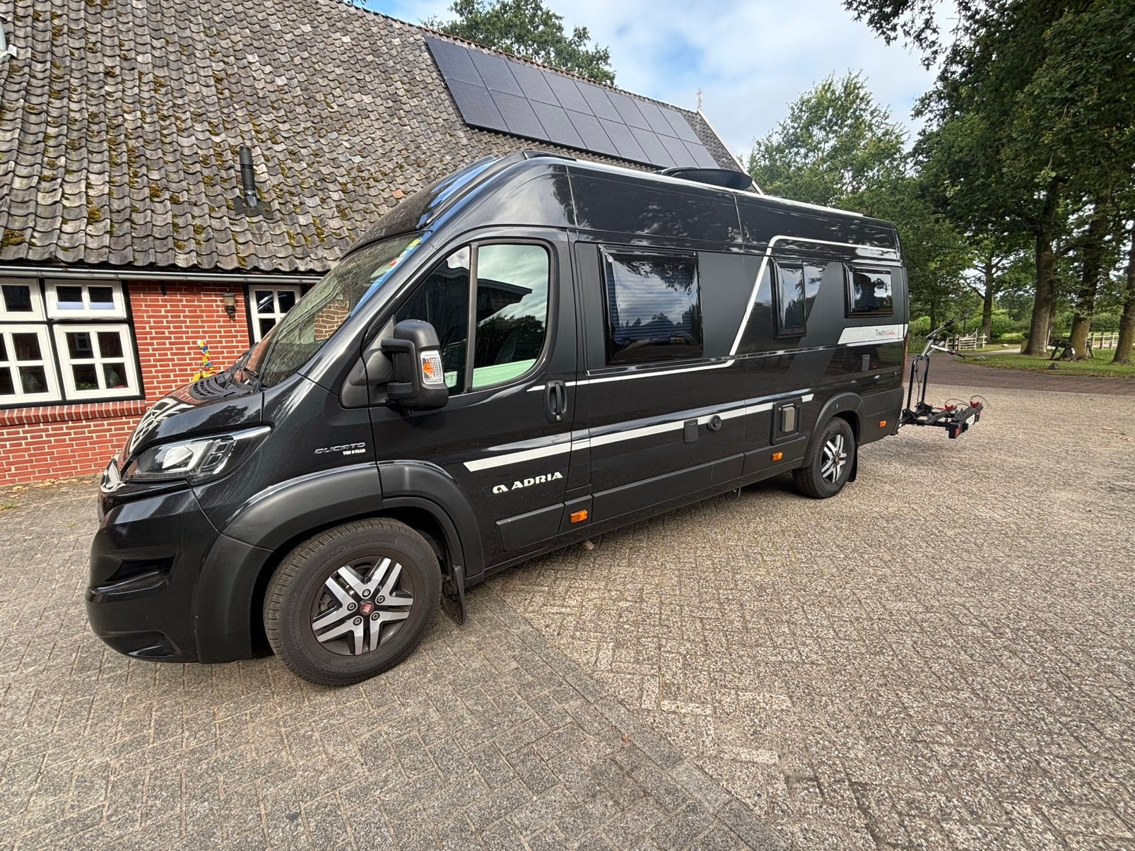 Adria Twin 640 SLB Supreme Buscamper - Luxe en Compleet, Automaat, Buscamper of Camperbus, Koelkast, Ringverwarming