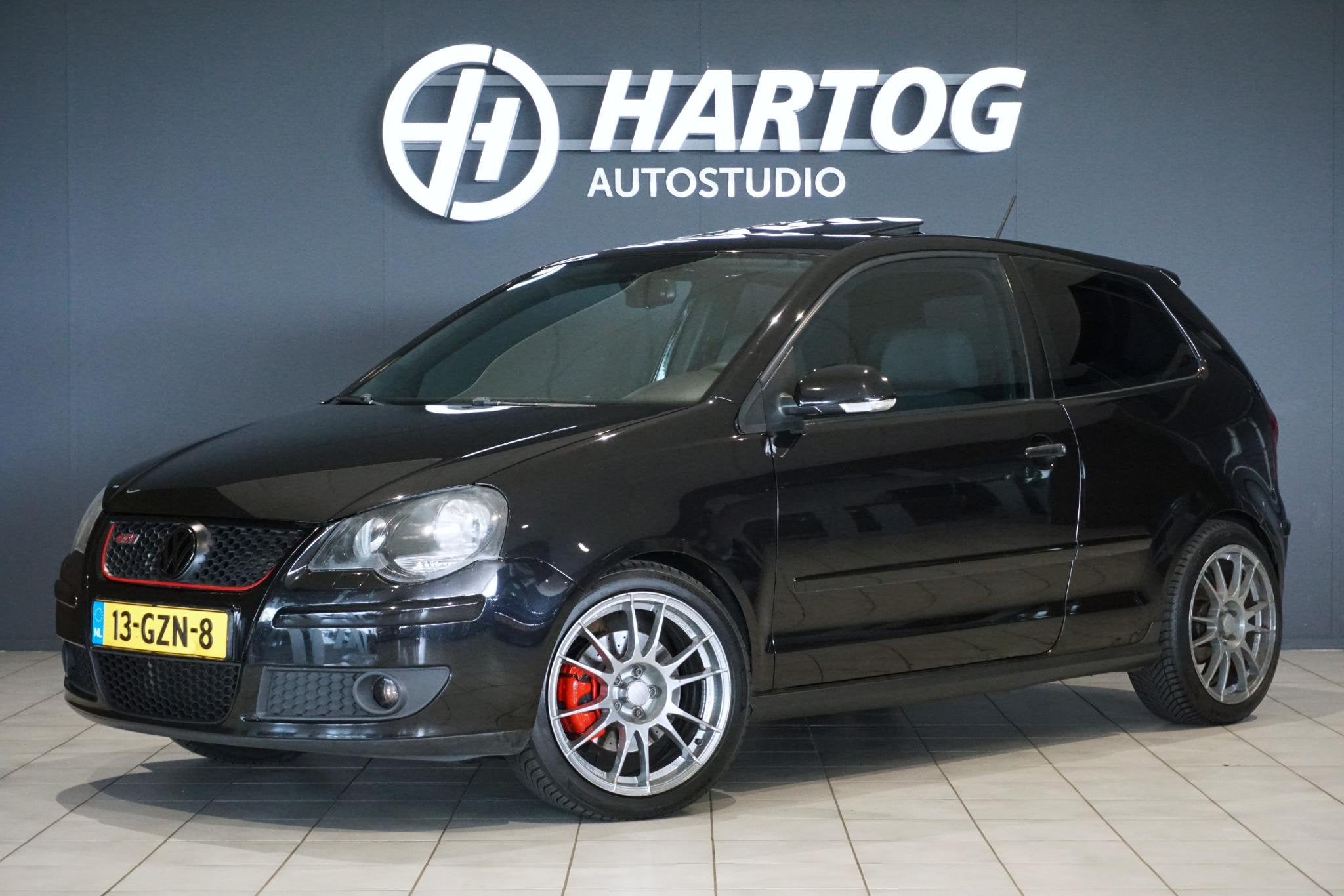 Volkswagen Polo 1.8 GTI *NL AUTO* + PANO / STOELVERWARMING /, Auto's, Volkswagen, Stof, Zwart, 4 cilinders, 150 pk
