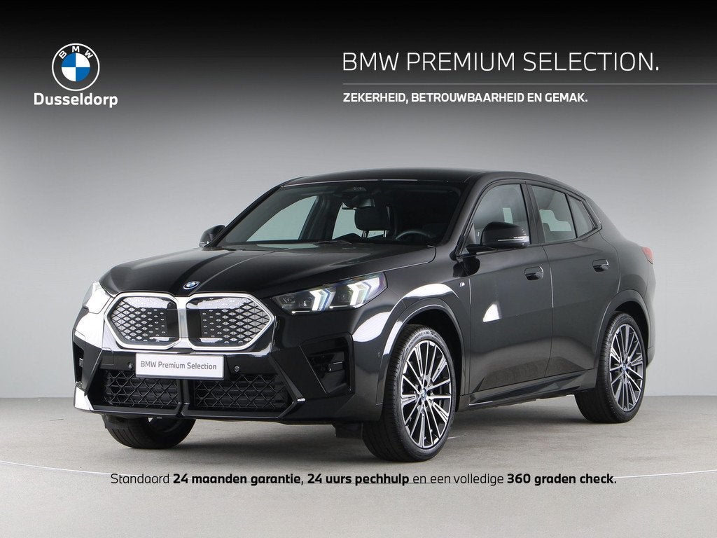 BMW iX2 xDrive30 67 kWh M Sport Edition (bj 2025, automaat), Auto's, BMW, Automaat, Automatische klimaatregeling, Zwart, Met garantie (alle)