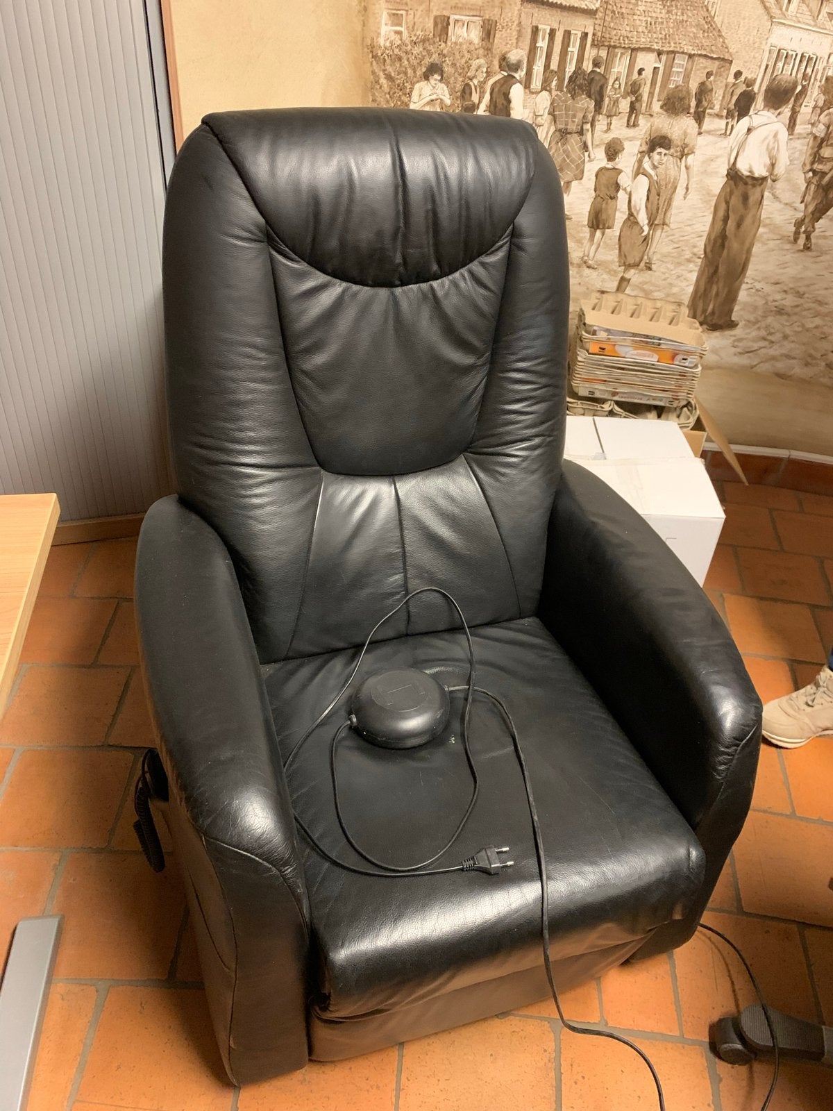 Zwarte leren relaxfauteuil met massagefunctie, Ophalen, Gebruikt, Zwart, Leer