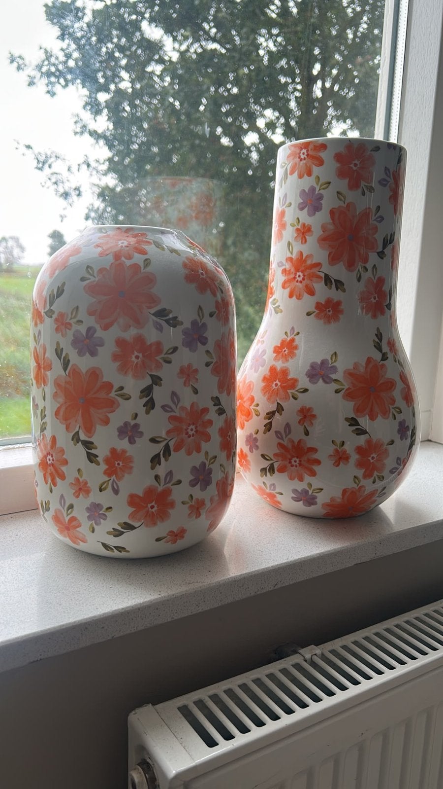 Set van 2 Leen Bakker vazen met bloemenprint, Handgemaakt, Meerkleurig, Ophalen of Verzenden, Zo goed als nieuw