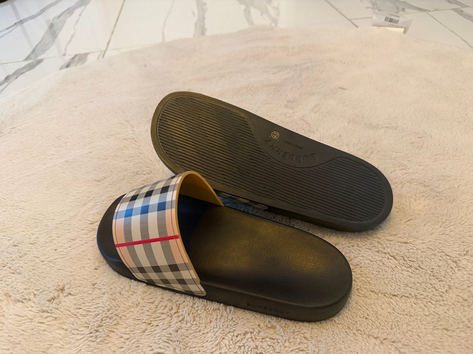 Burberry slipper, Kleding | Dames, Schoenen, Ophalen, Gedragen, Zwart, Slippers