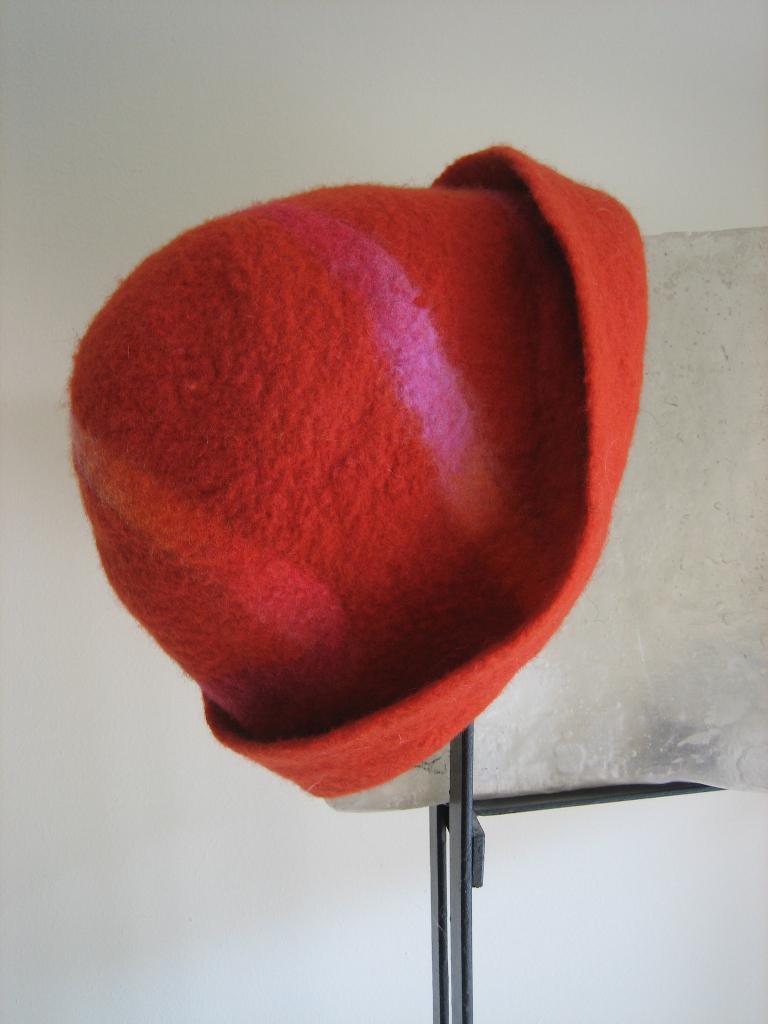 Nieuw! Handmade rood gevilt hoedje, maat 30 SNAZZEYS, Verzenden, Nieuw, One size fits all, Hoed