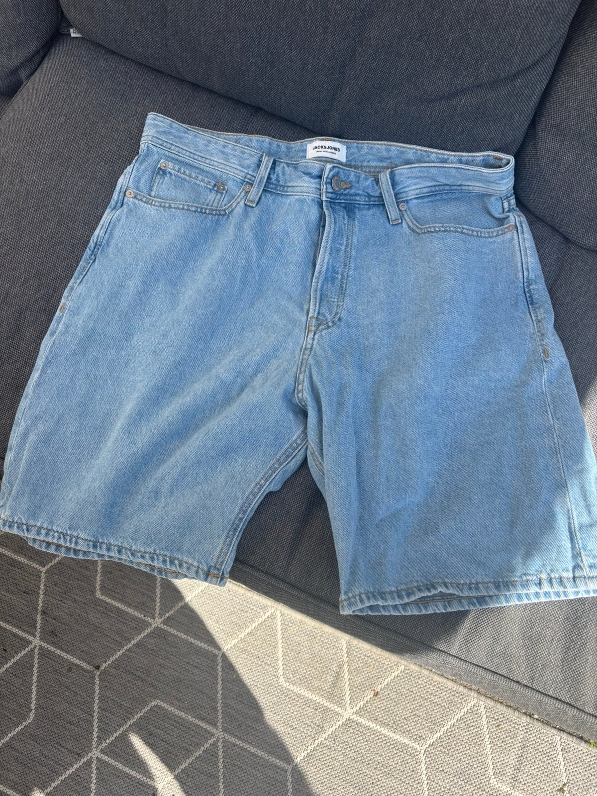 Gloednieuwe Jack & Jones korte spijkerbroek, Ophalen of Verzenden, Nieuw, Blauw, W33 - W34 (confectie 48/50)