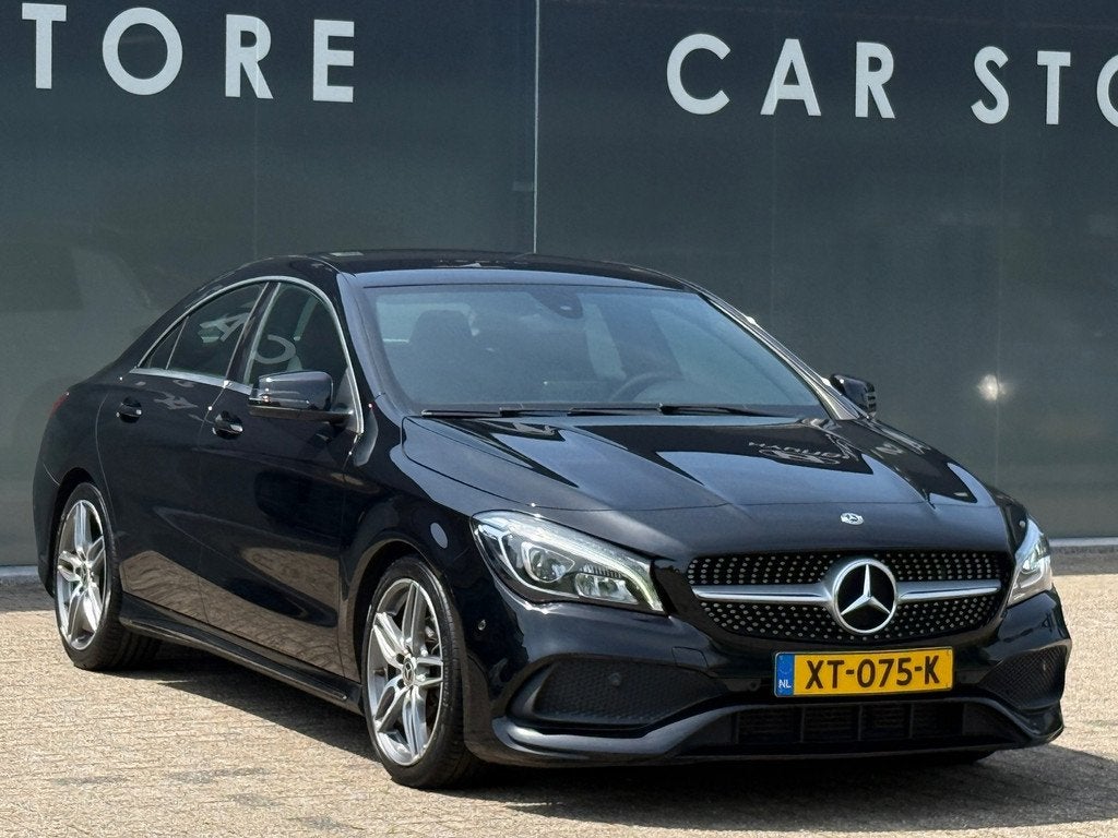 Mercedes-Benz CLA-klasse 180 AMG Line Navi|Camera|Dealer Ond, Auto's, Mercedes-Benz, 4 cilinders, 715 kg, Leder en Stof, Sedan