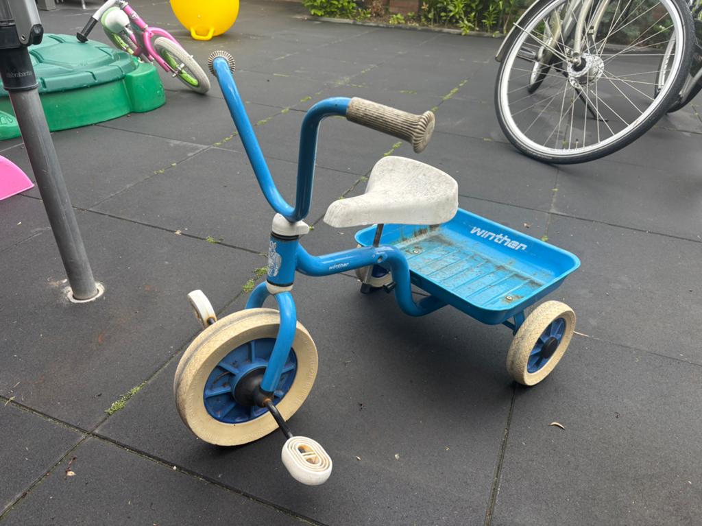 Stevige driewieler met kantelbaar bakje, Ophalen, Gebruikt