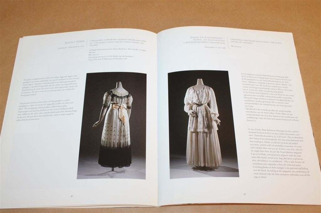 Neo tot Deco — Kostuum en Textiel 1880-1920 Catalogus, Ophalen of Verzenden, Gelezen