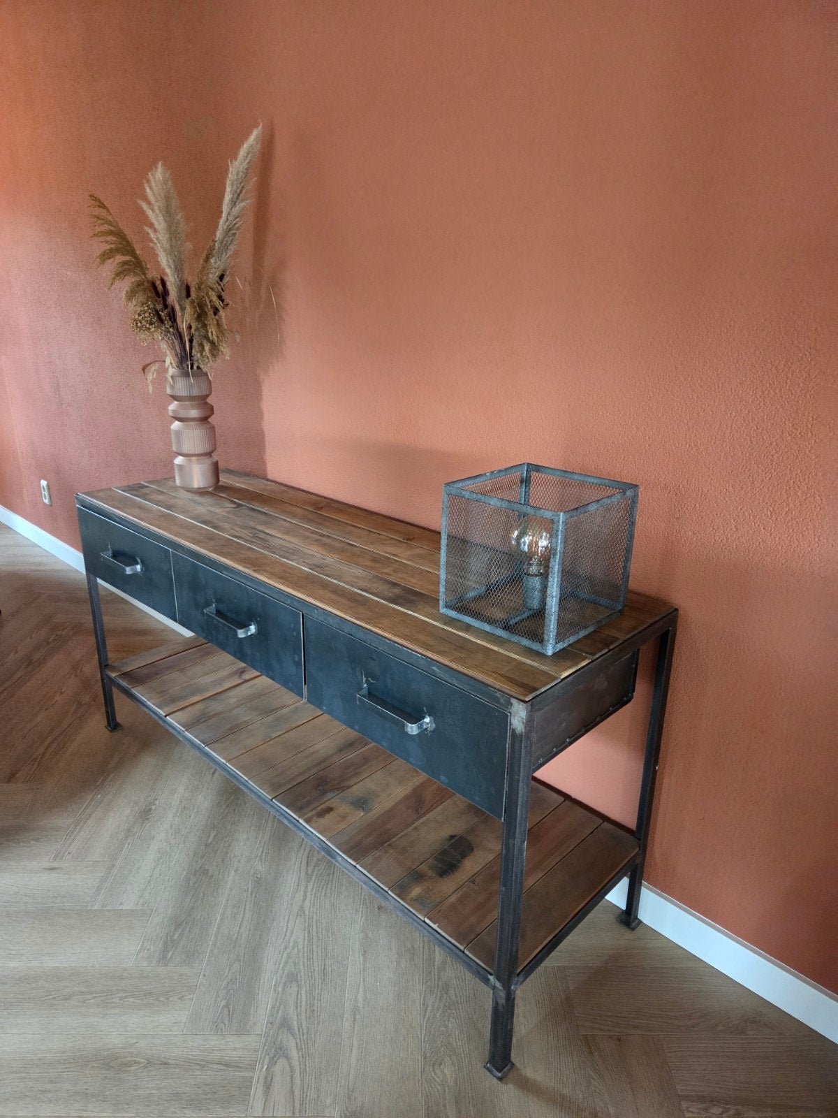 industrieel dressoir te koop!, Met plank(en), 100 tot 150 cm, Zo goed als nieuw, Industrieel