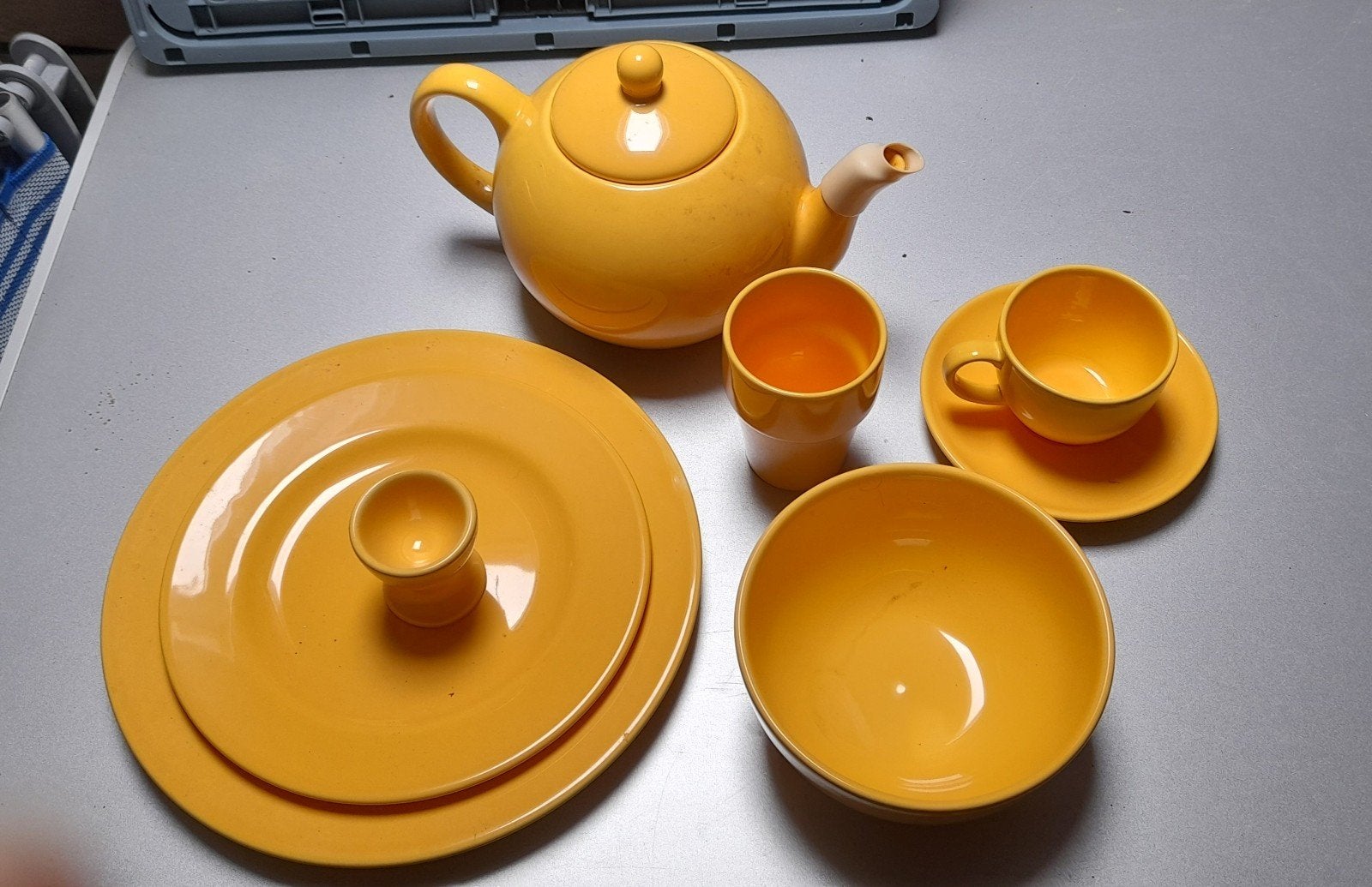 Gele theepot, servies en bestek set, Ophalen