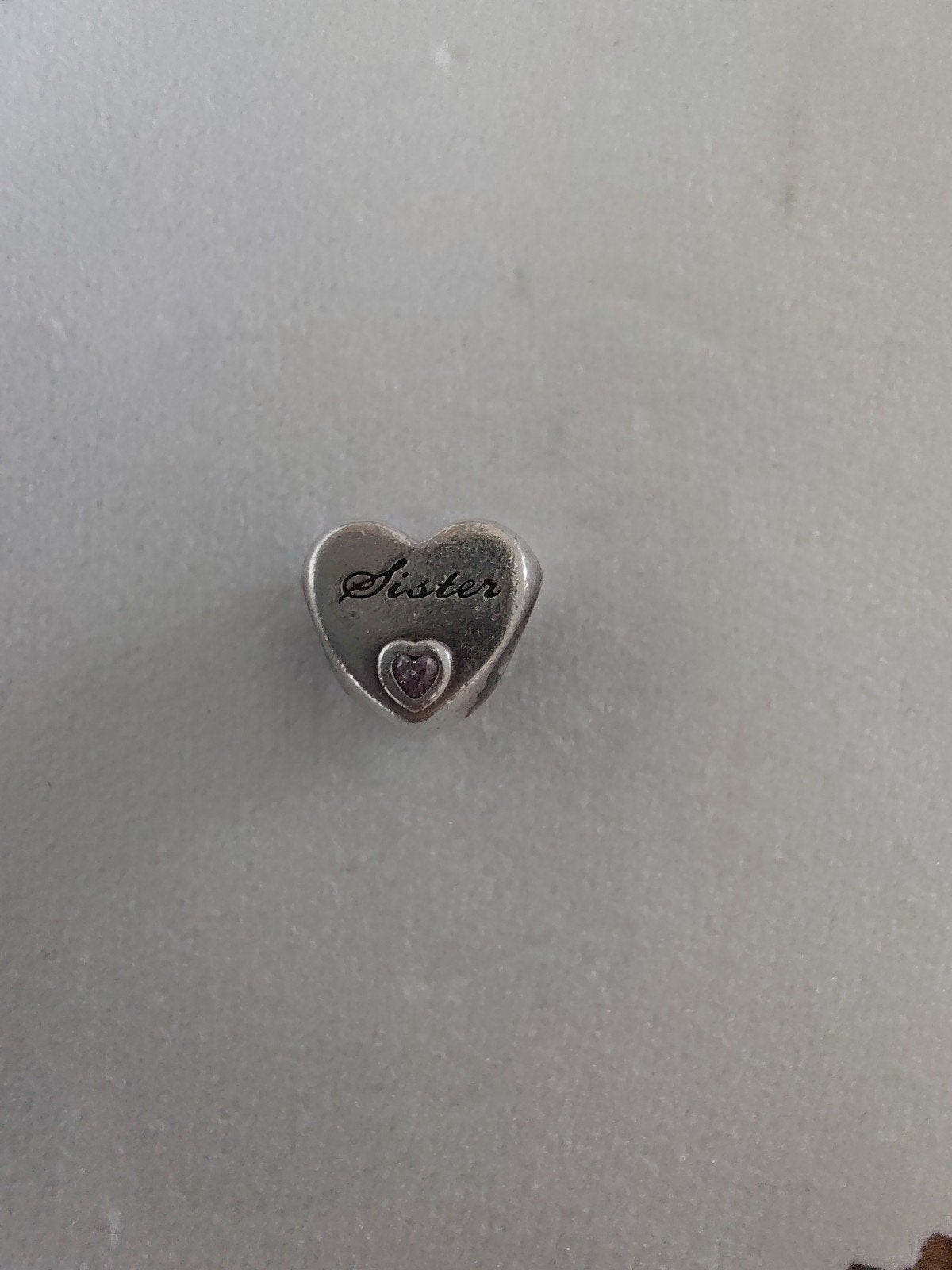 Pandora bedel hartje 'Sister' met roze steentje, Gebruikt, Pandora, Ophalen of Verzenden, 1 bedel