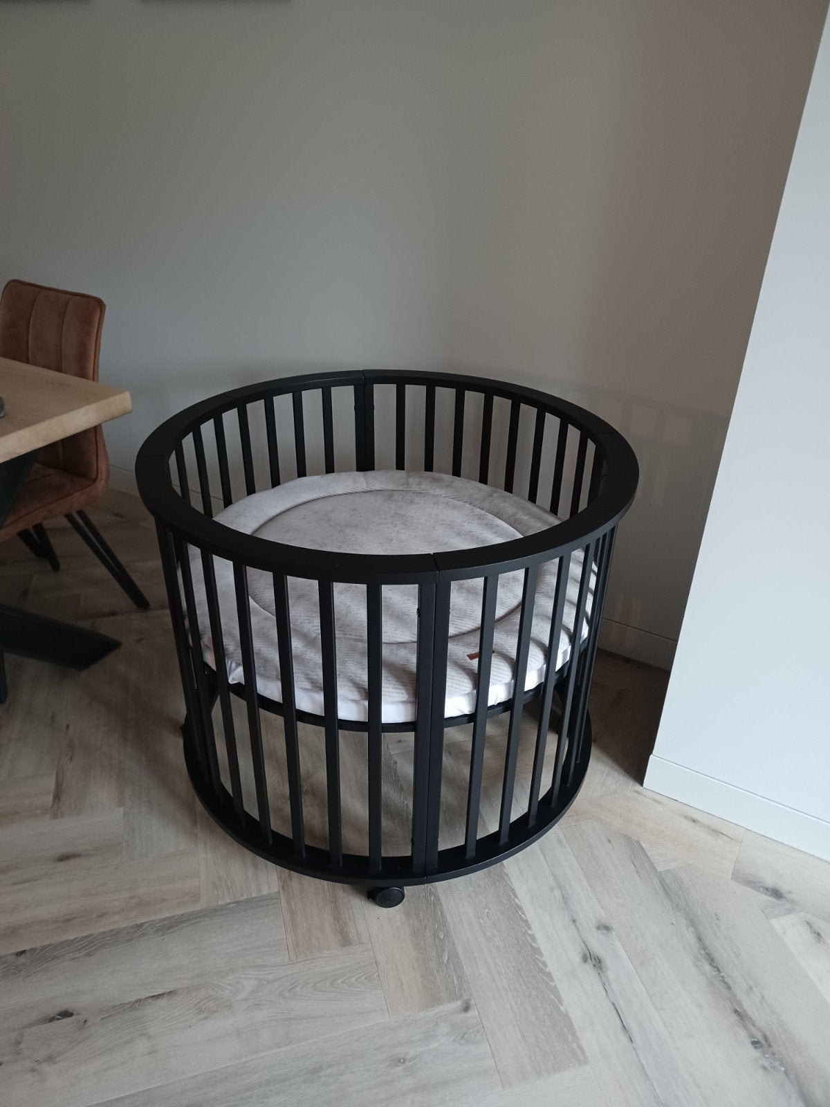 Europe baby ronde zwarte verstelbare box incl boxkleed, Kinderen en Baby's, Ophalen, Gebruikt, Rond, In hoogte verstelbaar