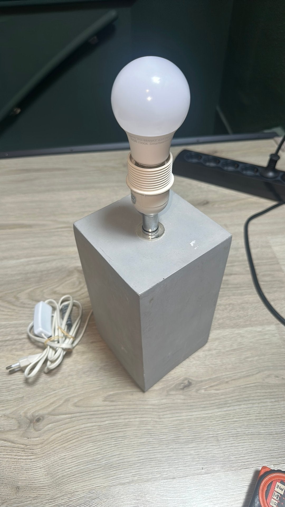 Betonlook tafellamp, Ophalen, Overige typen, 24 cm, Zo goed als nieuw