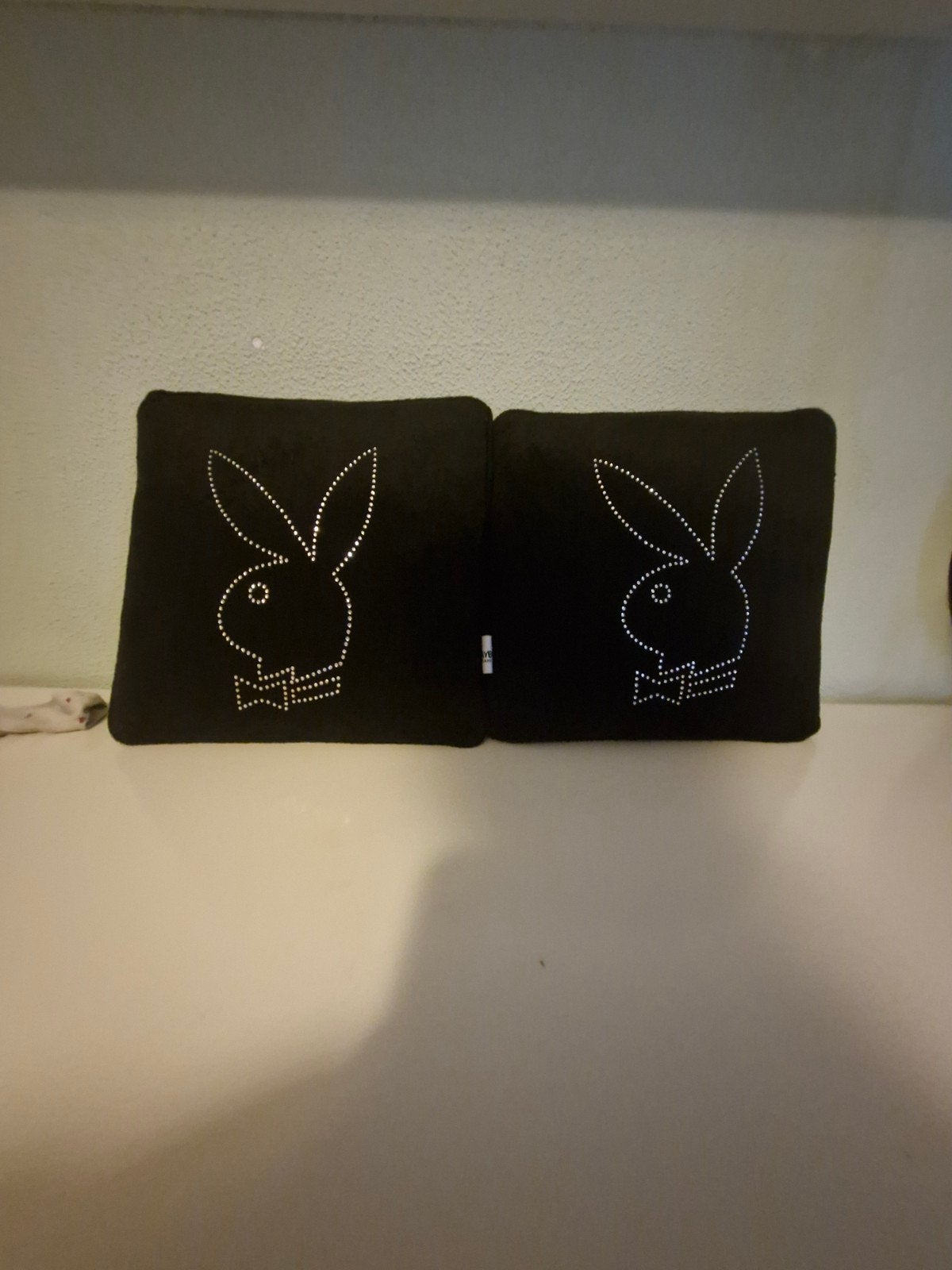 Playboy kussenset - Zwart met strass konijn (2 stuks), Huis en Inrichting, Ophalen of Verzenden, Gebruikt, Zwart, Vierkant