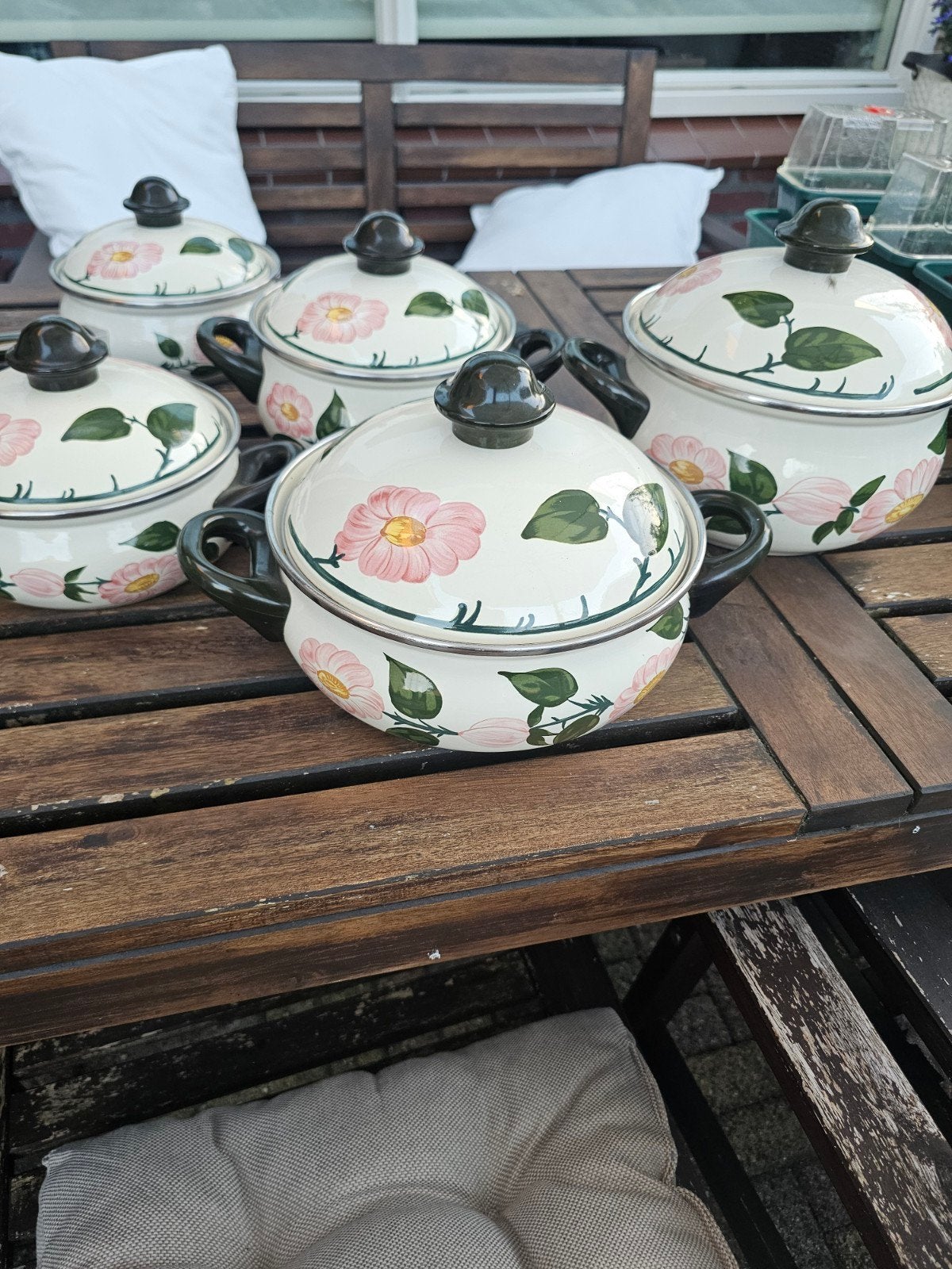 Vintage emaille pannenset met bloemmotief, Huis en Inrichting, Keuken | Potten en Pannen, Ophalen of Verzenden, Gebruikt, Overige materialen