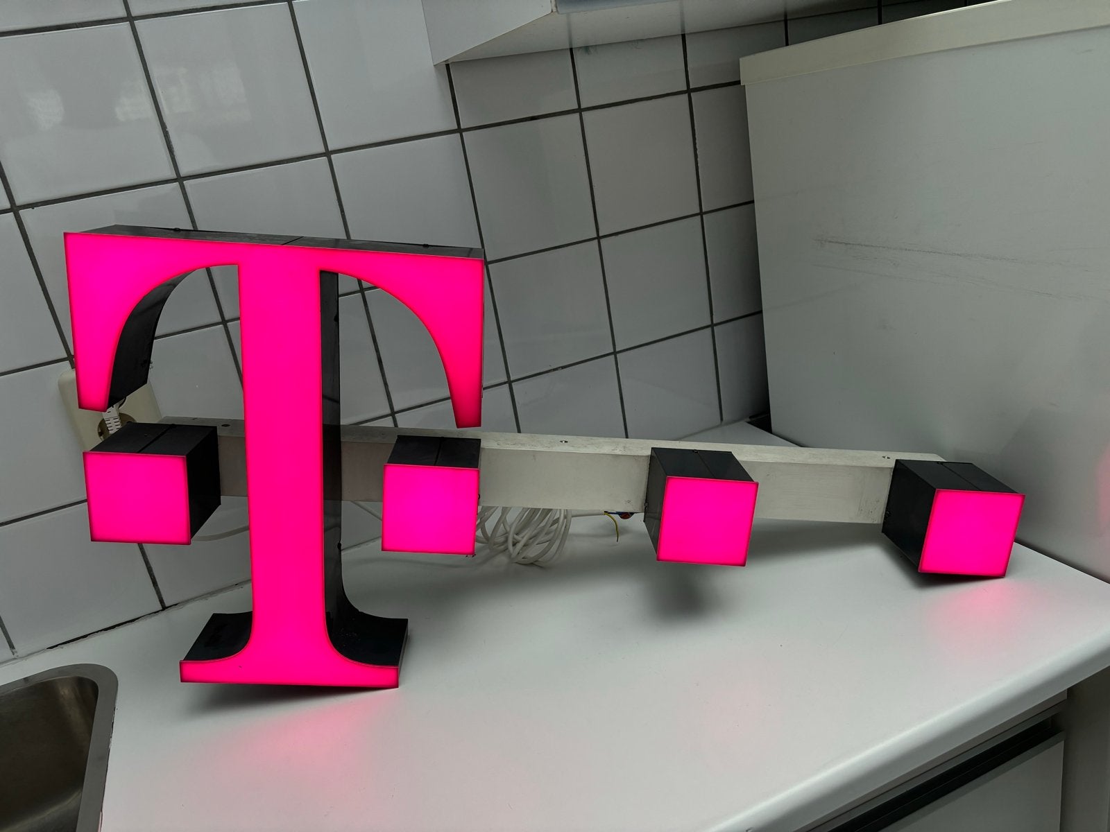 Telekom T-Logo Lichtreclame - Uniek Decoratiestuk, Ophalen of Verzenden