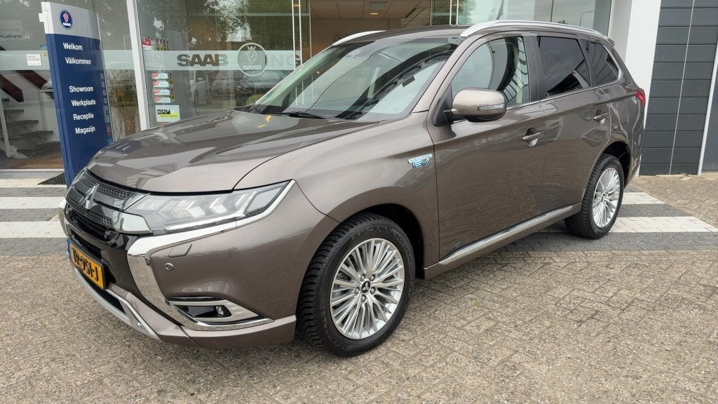 Mitsubishi Outlander 2.4 PHEV Intense+ Stoelverwarming Cruis, Auto's, Automaat, 4 cilinders, Bruin, 120 €/maand