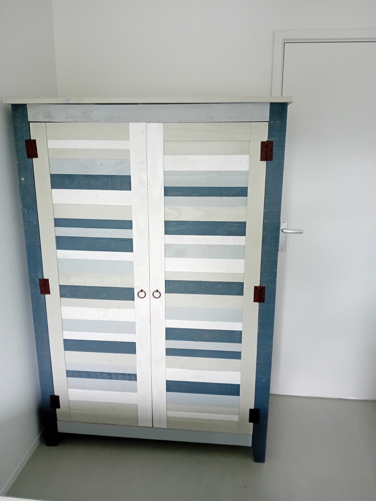 Unieke handgeschilderde kast met maritieme strepen, Ophalen, Gebruikt, 100 tot 150 cm, 50 tot 100 cm