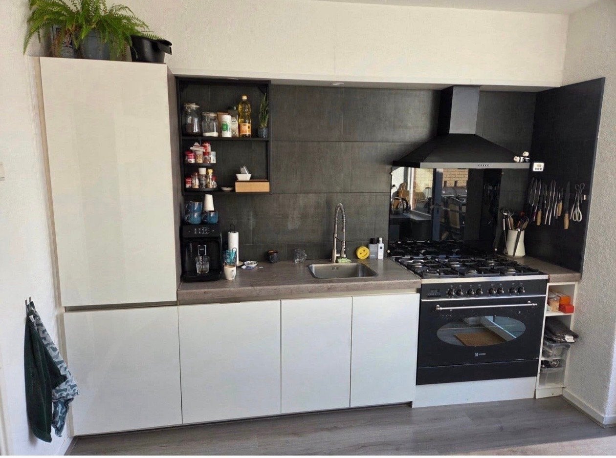 Complete keuken met apparatuur (koelkast, oven, vaatwasser)