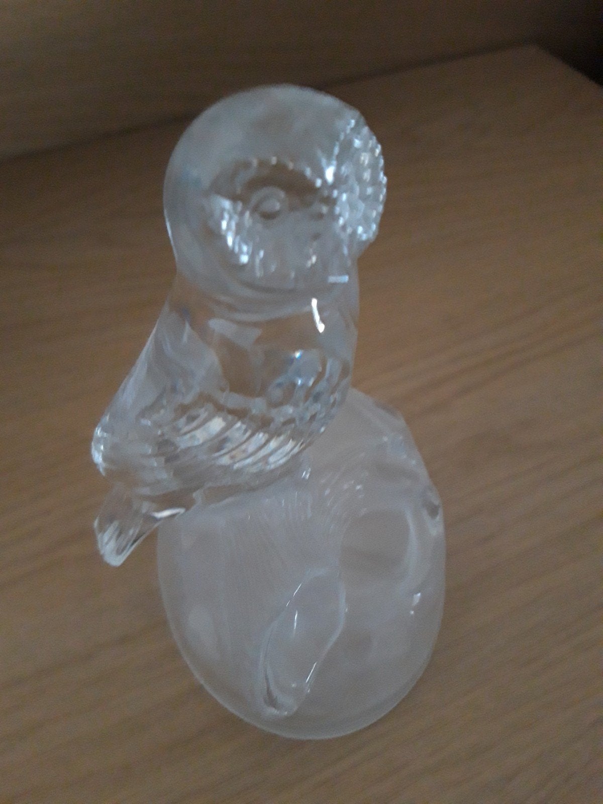 Glazen uil op matte bol - Decoratief beeldje, Antiek en Kunst, Antiek | Glas en Kristal, Ophalen of Verzenden