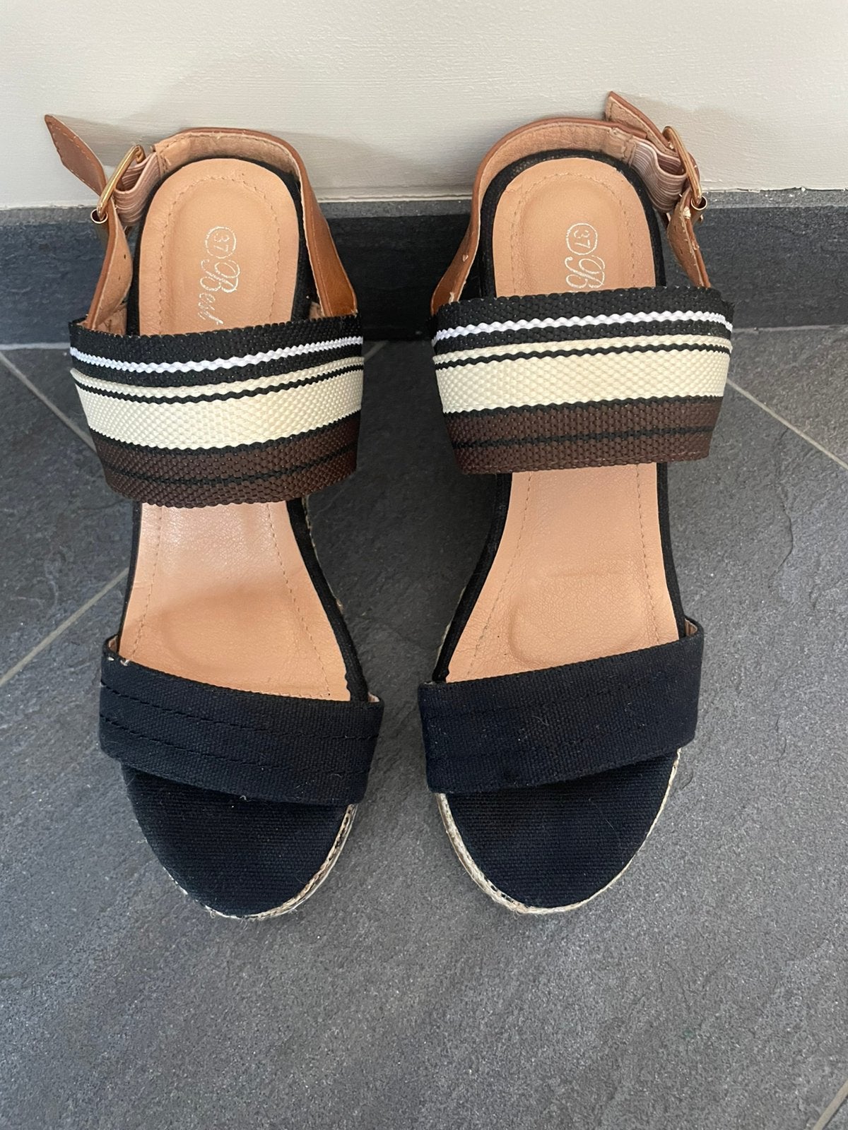 Sleehak sandalen – nieuw, nooit gedragen!, Ophalen of Verzenden, Nieuw, Beige, Sandalen of Muiltjes
