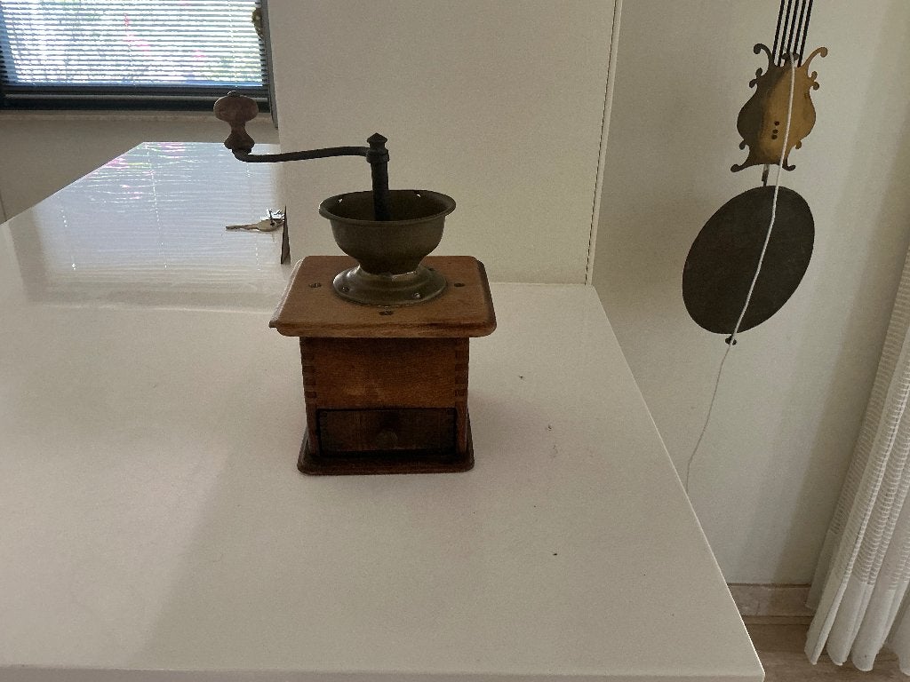 Oude koffiemolen, Ophalen