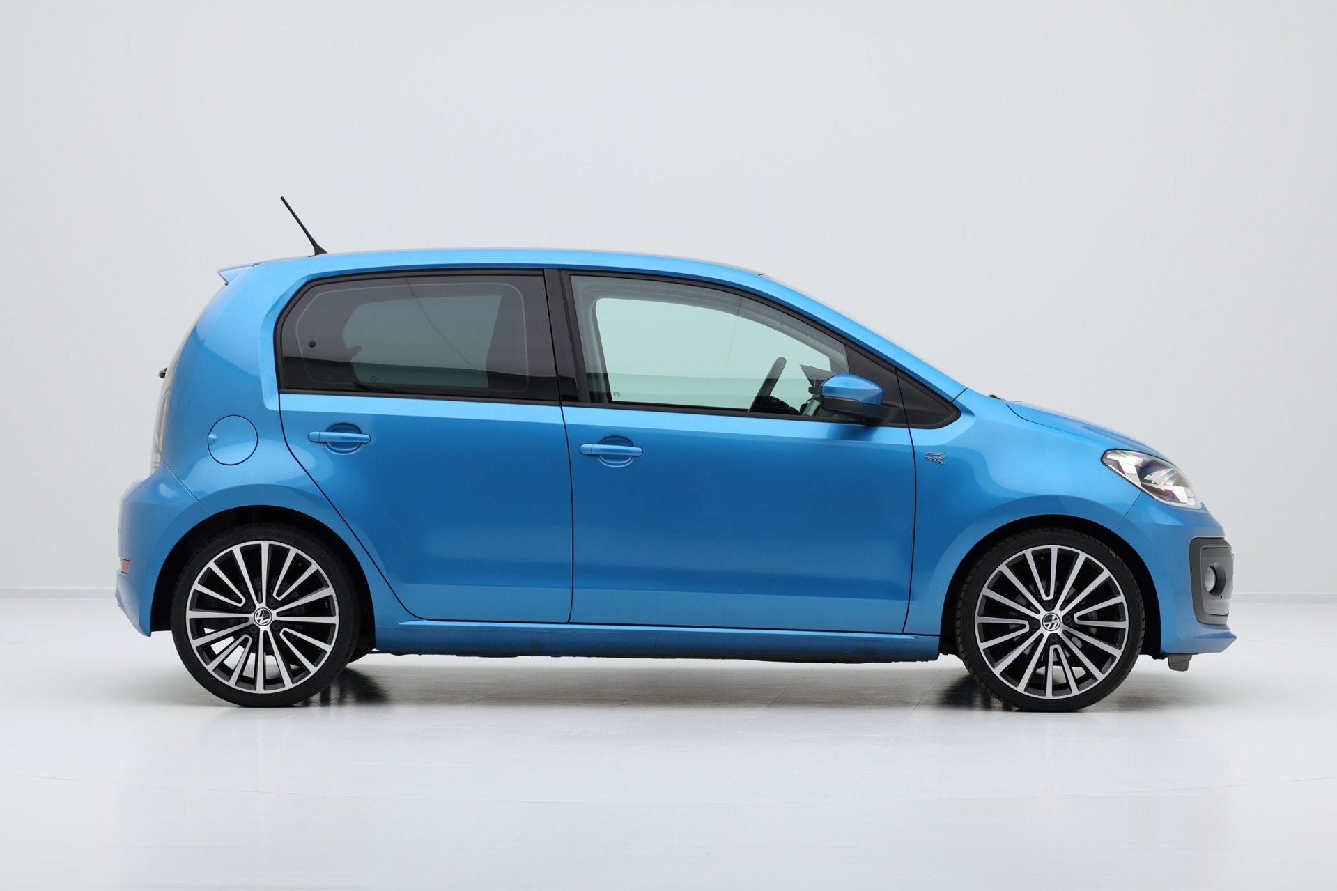 Foto 20 van Volkswagen Up! 1.0 R-Line 5-drs Airco|17" LMV|Zwart dak|PDC