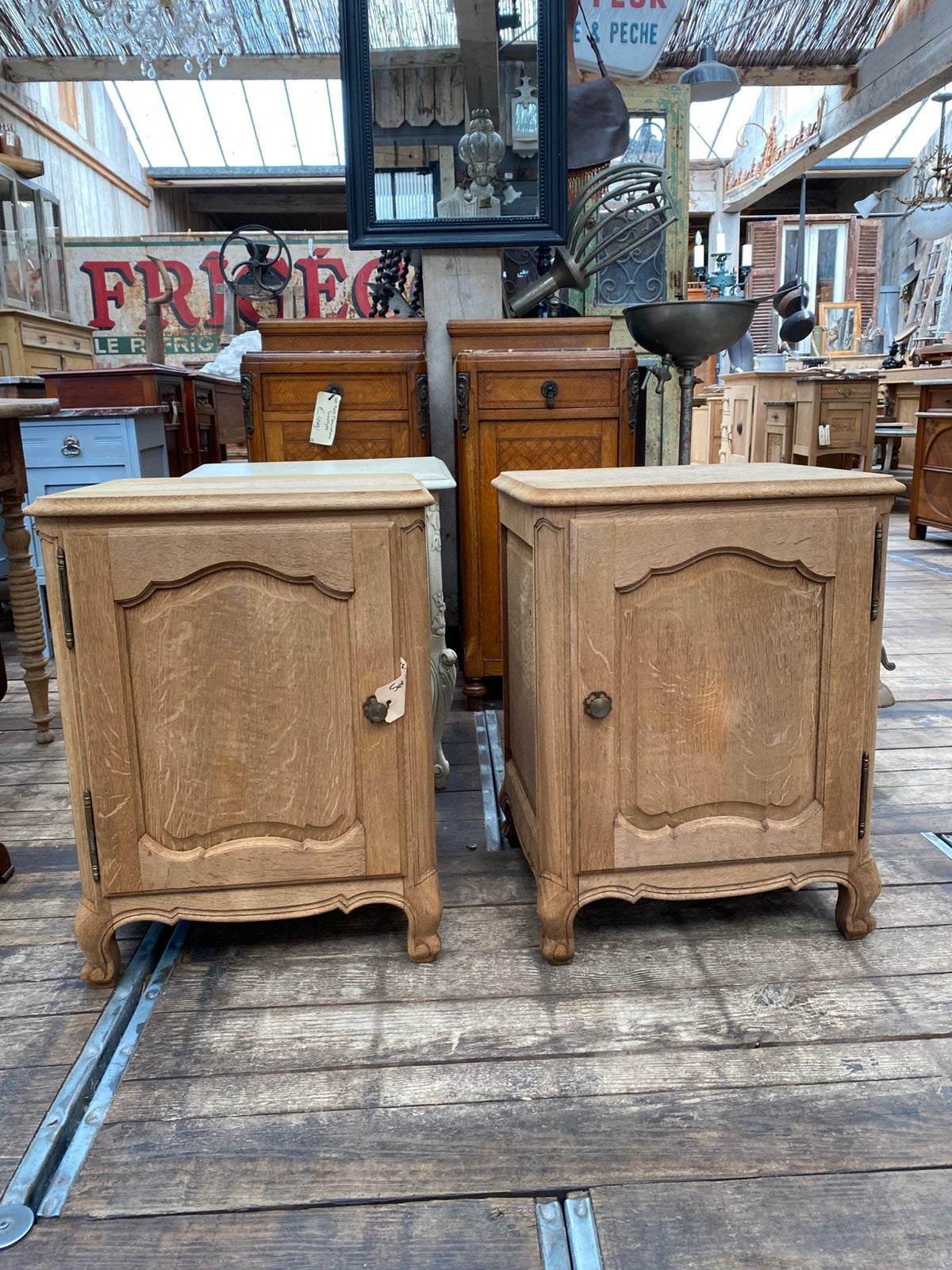 Twee Frans eiken kastjes Queen Anne style