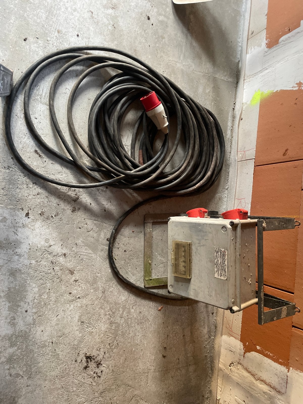 Bouwkast 380v en 220v  met 30 meter kabel, Doe-het-zelf en Verbouw, Ophalen, Gebruikt, Overige merken, Stekkerdoos