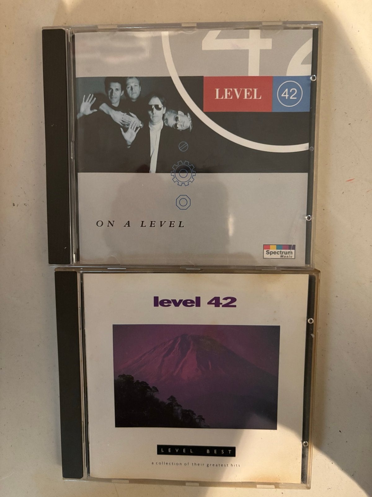 Level 42 CD's: On a Level & Level Best (2 stuks), Gebruikt, Pop, Ophalen of Verzenden, Inclusief doosje