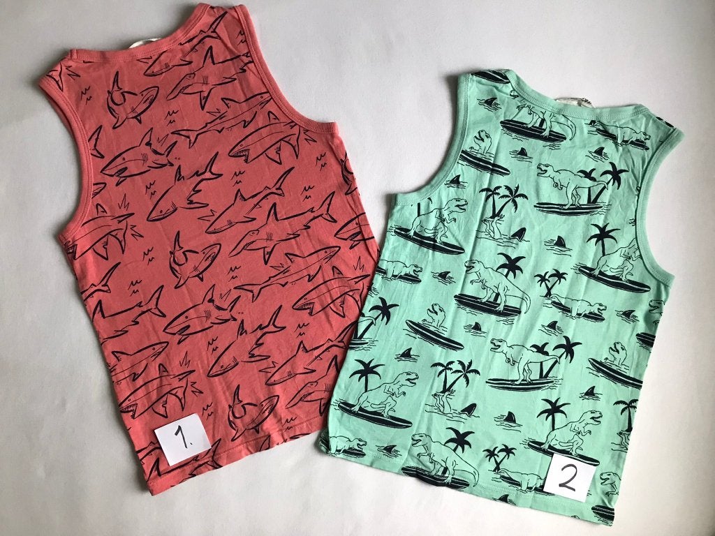 2 Tanktops/hemdjes – H&M - maat: 122/128 met leuke haaien en, Ophalen of Verzenden, Zo goed als nieuw, Tanktops/hemdjes – H&M