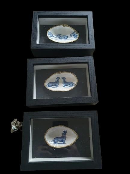 Ingelijste bewerkte schelp met teckel decoratie, Antiek en Kunst, Curiosa en Brocante, Ophalen of Verzenden