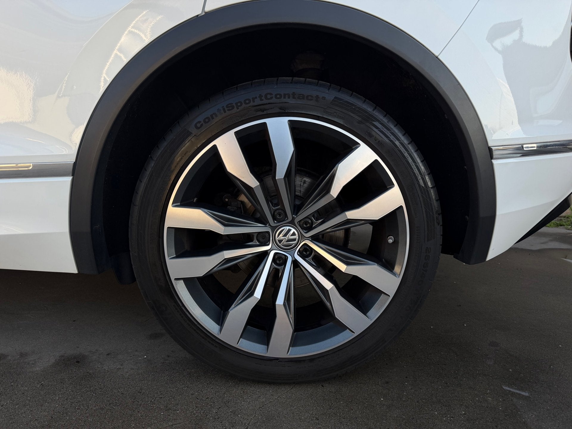 Volkswagen TIGUAN 2.0 TSI 4Motion 3X R-Line Pano Leder 360°, Auto's, Automaat, Dealer onderhouden, Gebruikt, 4 cilinders