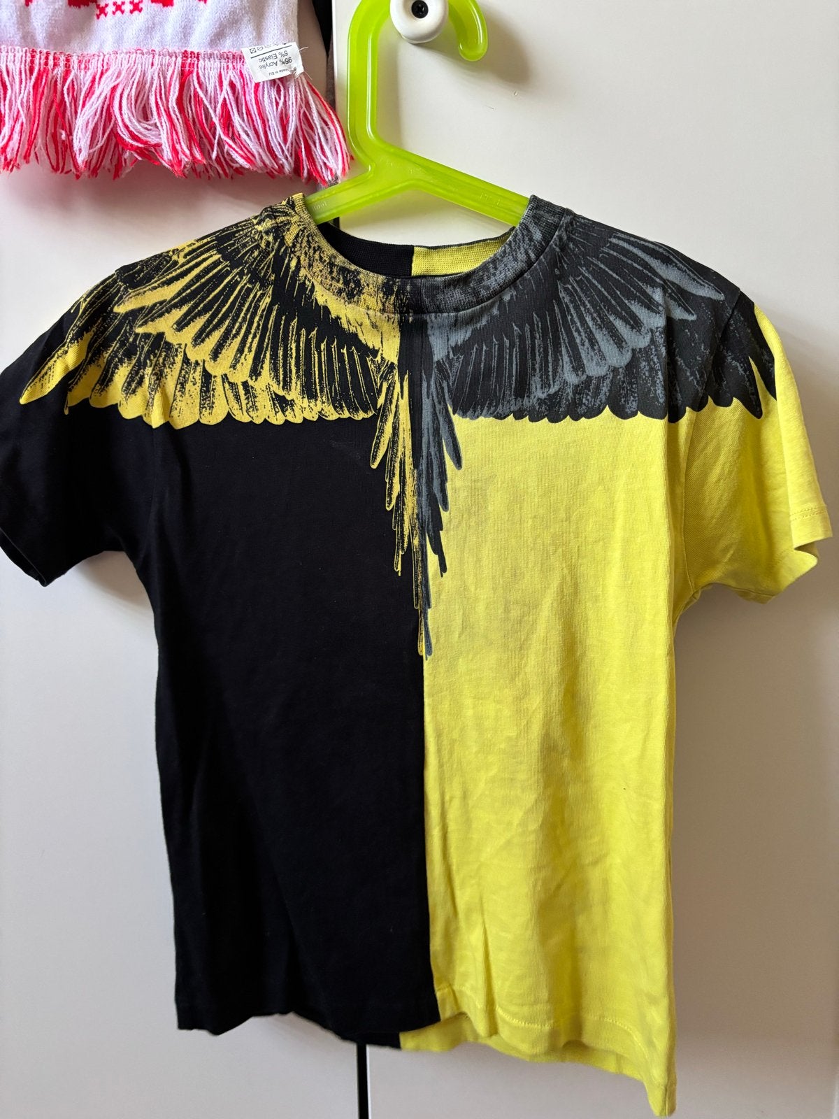 Marcelo Burlon Kids T-shirt Zwart/Geel Vleugels Maat 2A/Y, Ophalen of Verzenden, Zo goed als nieuw, Jongen of Meisje, Shirt of Longsleeve