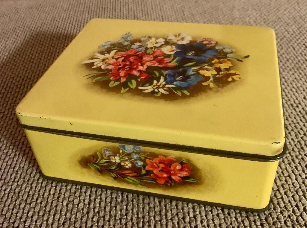 Vintage Blik Verkade metalen koektrommel met bloemmotief, Ophalen of Verzenden, Gebruikt, Koek(jes), Verkade