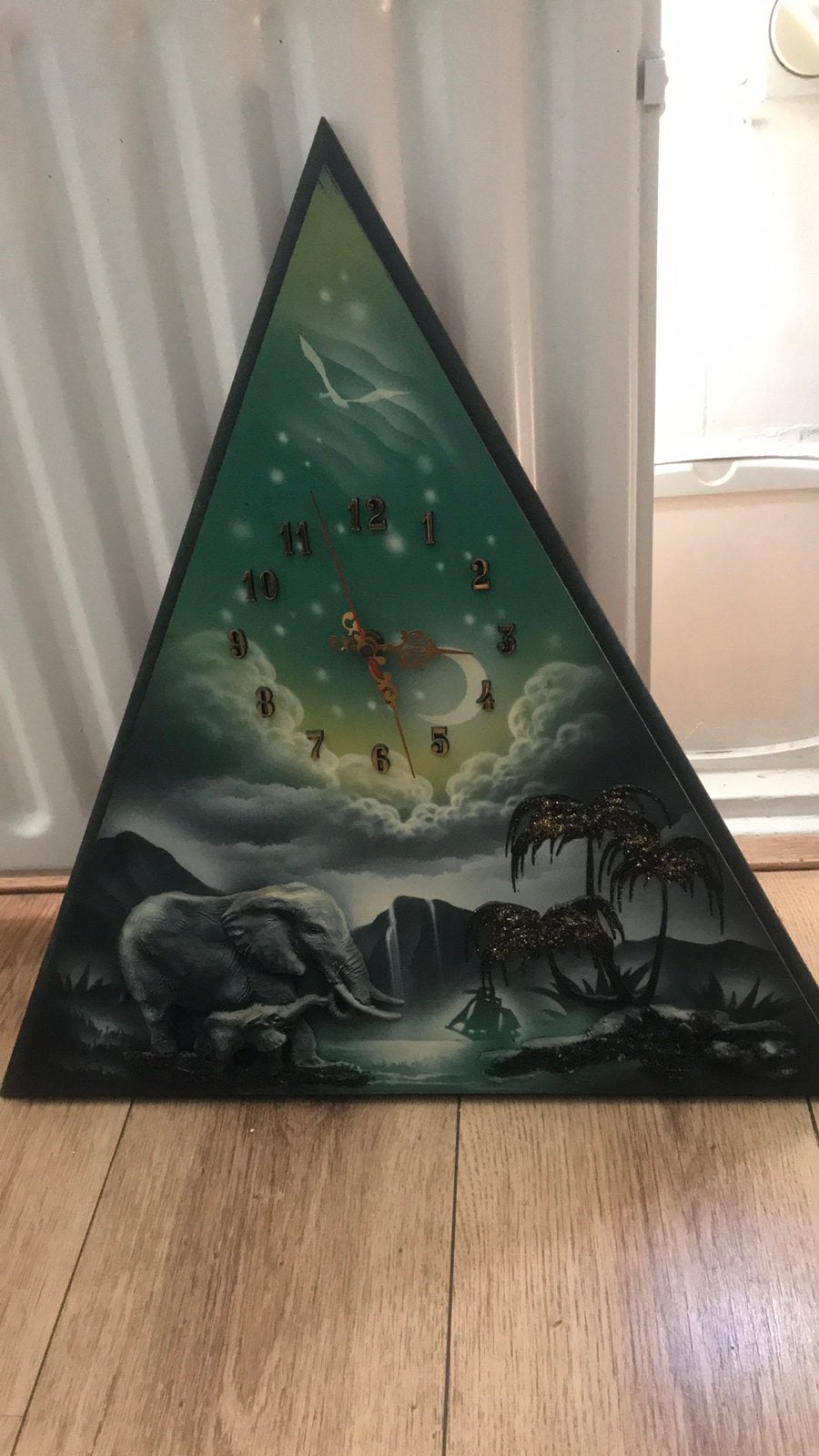 Klok met olifant reliëf, Ophalen of Verzenden, Zo goed als nieuw, Wandklok
