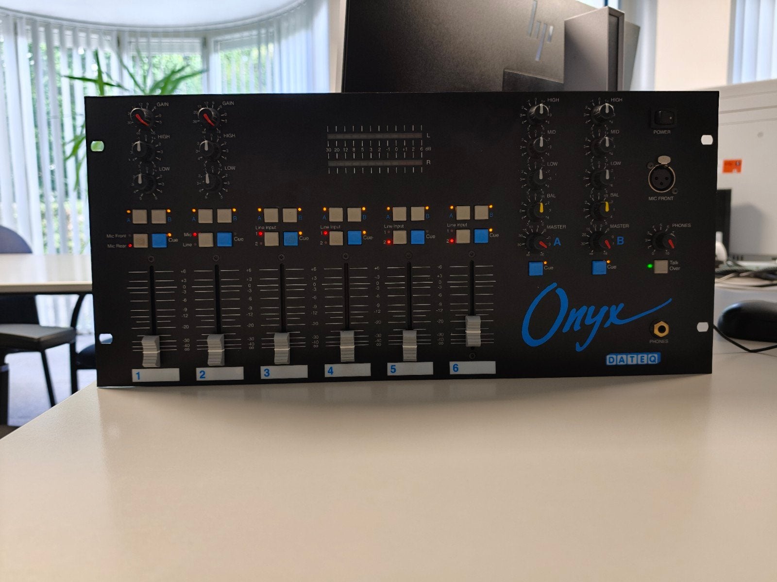 Dateq Onyx DJ Mixer - 6 kanalen met microfooningang, Ophalen, Gebruikt, 5 tot 10 kanalen, Microfooningang