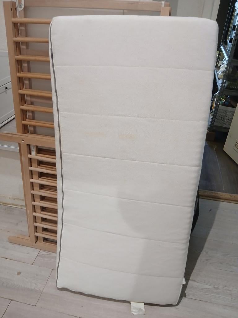 Ledikant/baby bed, licht hout kleur., Lattenbodem, Ophalen of Verzenden, Zo goed als nieuw, Minder dan 140 cm