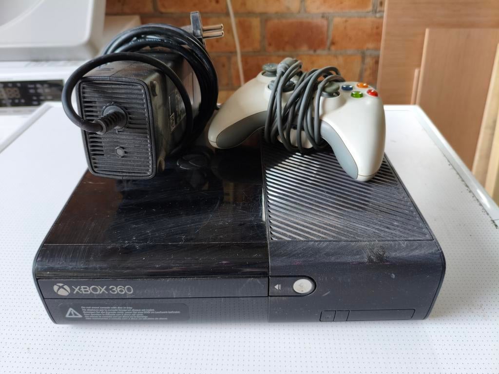 Xbox 360 E Console met controller en voeding, Spelcomputers en Games, Spelcomputers | Xbox 360, Gebruikt, 4 GB, 360 E, Ophalen of Verzenden