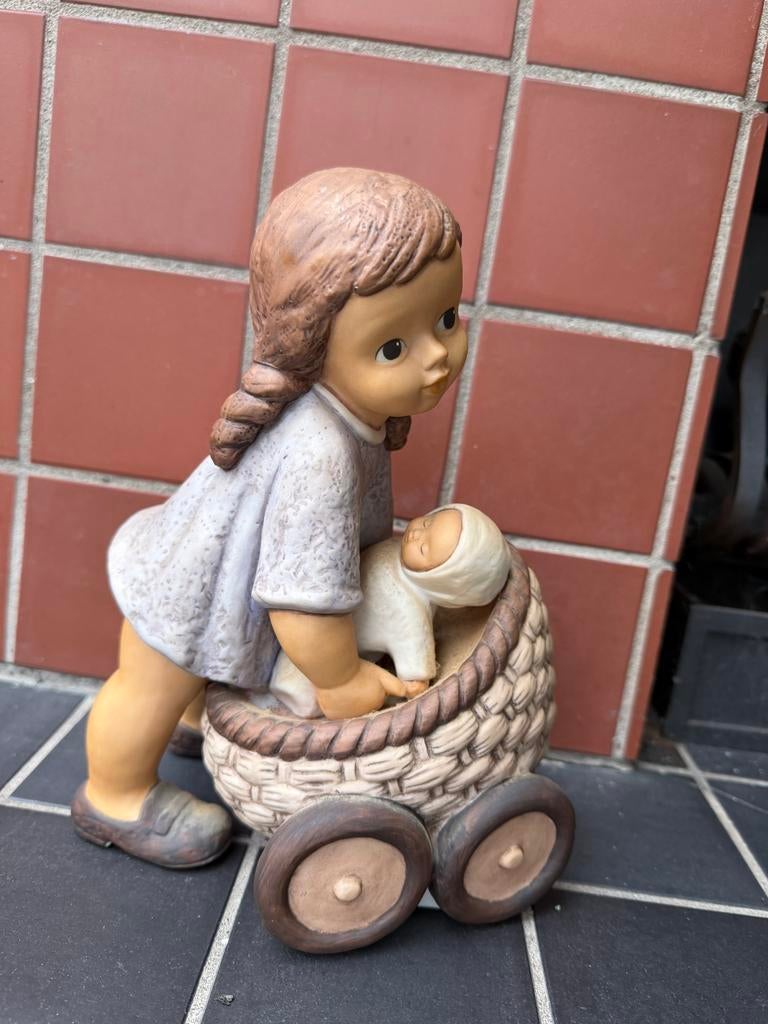 Goebel Nina & Marco Beeldje Meisje met Baby in Kinderwagen, Verzamelen, Beelden en Beeldjes, Ophalen of Verzenden, Zo goed als nieuw
